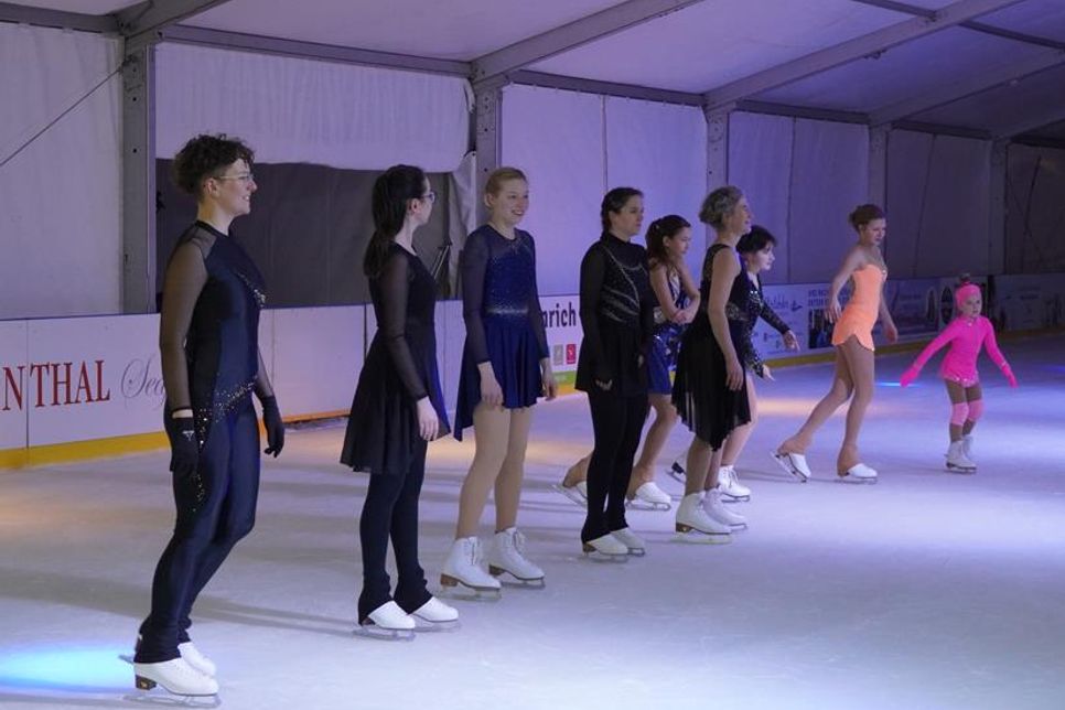 Zum Schlussapplaus kamen alle Läuferinnen des Timmendorfer Eissportvereins gemeinsam auf das Eis.