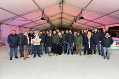 Sie gehörten zu den ersten, die die Eiszeit in Grömitz erleben durften: die zahlreichen Sponsorinnen und Sponsoren des winterlichen Vergnügens, das seit vergangenem Montag zu Schlittschuhlaufen, Eisstockschießen und köstlichen Leckereien einlädt. (Foto: Tourismus-Service Grömitz)