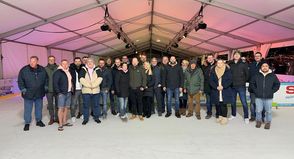 Sie gehörten zu den ersten, die die Eiszeit in Grömitz erleben durften: die zahlreichen Sponsorinnen und Sponsoren des winterlichen Vergnügens, das seit vergangenem Montag zu Schlittschuhlaufen, Eisstockschießen und köstlichen Leckereien einlädt. (Foto: Tourismus-Service Grömitz)