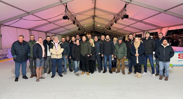 Sie gehörten zu den ersten, die die Eiszeit in Grömitz erleben durften: die zahlreichen Sponsorinnen und Sponsoren des winterlichen Vergnügens, das seit vergangenem Montag zu Schlittschuhlaufen, Eisstockschießen und köstlichen Leckereien einlädt. (Foto: Tourismus-Service Grömitz)