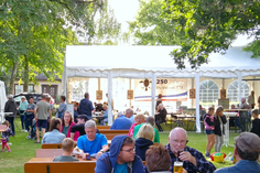 Tradition trifft Party auf dem Dorffest
