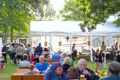 Tradition trifft Party auf dem Dorffest