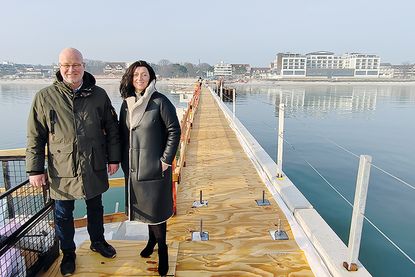 Dipl.-Ingenieur Andreas Geist vom Bauamt der Gemeinde Scharbeutz und Bürgermeisterin Bettina Schäfer auf der Scharbeutzer Seebrücke. Noch liegt hier ein provisorischer Bodenbelag. Links fehlt noch der im Text genannte Balkon (Seitenausleger).