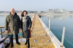Dipl.-Ingenieur Andreas Geist vom Bauamt der Gemeinde Scharbeutz  und Bürgermeisterin Bettina Schäfer auf der Scharbeutzer Seebrücke.  Noch liegt hier ein provisorischer Bodenbelag. Links fehlt noch der  im Text genannte Balkon (Seitenausleger).