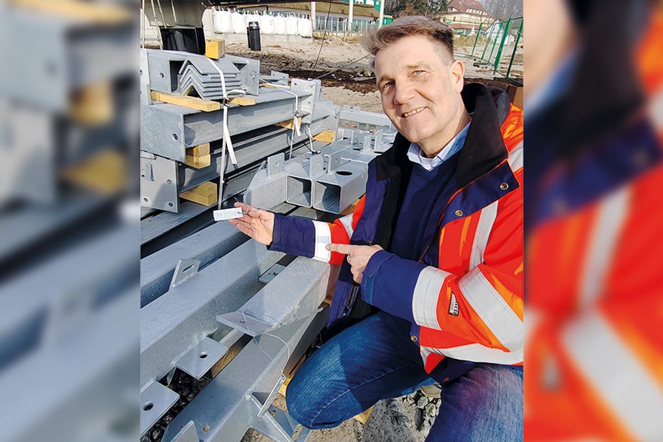 Projektbegleiter und Bauherrenvertreter Dirk Dibbern von der Gemeinde Scharbeutz zeigt die Stahlelemente, die einzeln mit Ziffern versehen sind und zum Einbau am Haffkruger Strand bereitliegen.