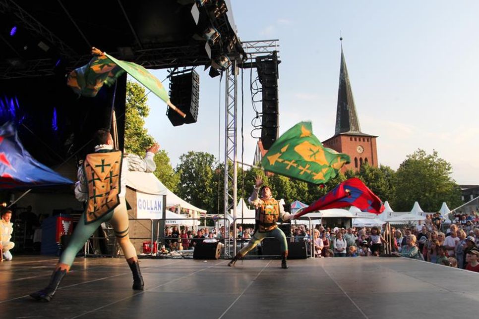 Die Bretter, die die Welt bedeuten in unserem schönen Neustadt zwischen Rathaus und Stadtkirche.