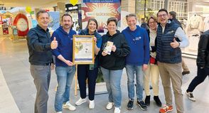 Mitglieder des Rotary Clubs Lübecker Bucht mit der glücklichen Frau Hase, die das letzte GlücksEi für das Jahr 2024 ergattern konnte.