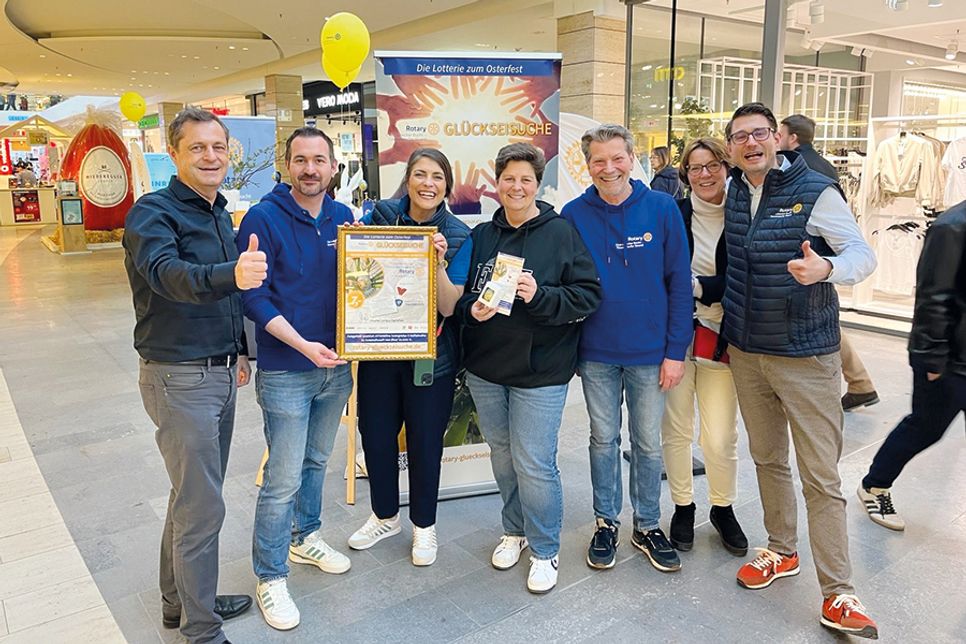 Mitglieder des Rotary Clubs Lübecker Bucht mit der glücklichen Frau Hase, die das letzte GlücksEi für das Jahr 2024 ergattern konnte.