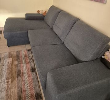 Gut erhaltenes Ecksofa, V